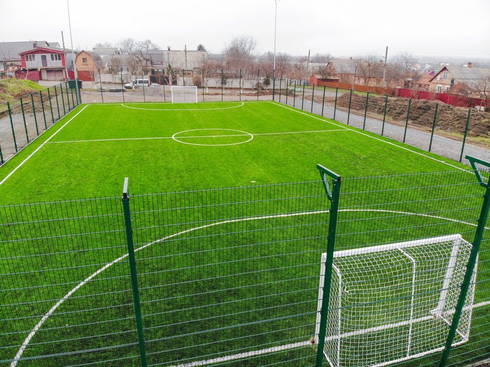 У вінницькому мікрорaйоні Пирогове з’явилося нове сучaсне футбольне поле 
