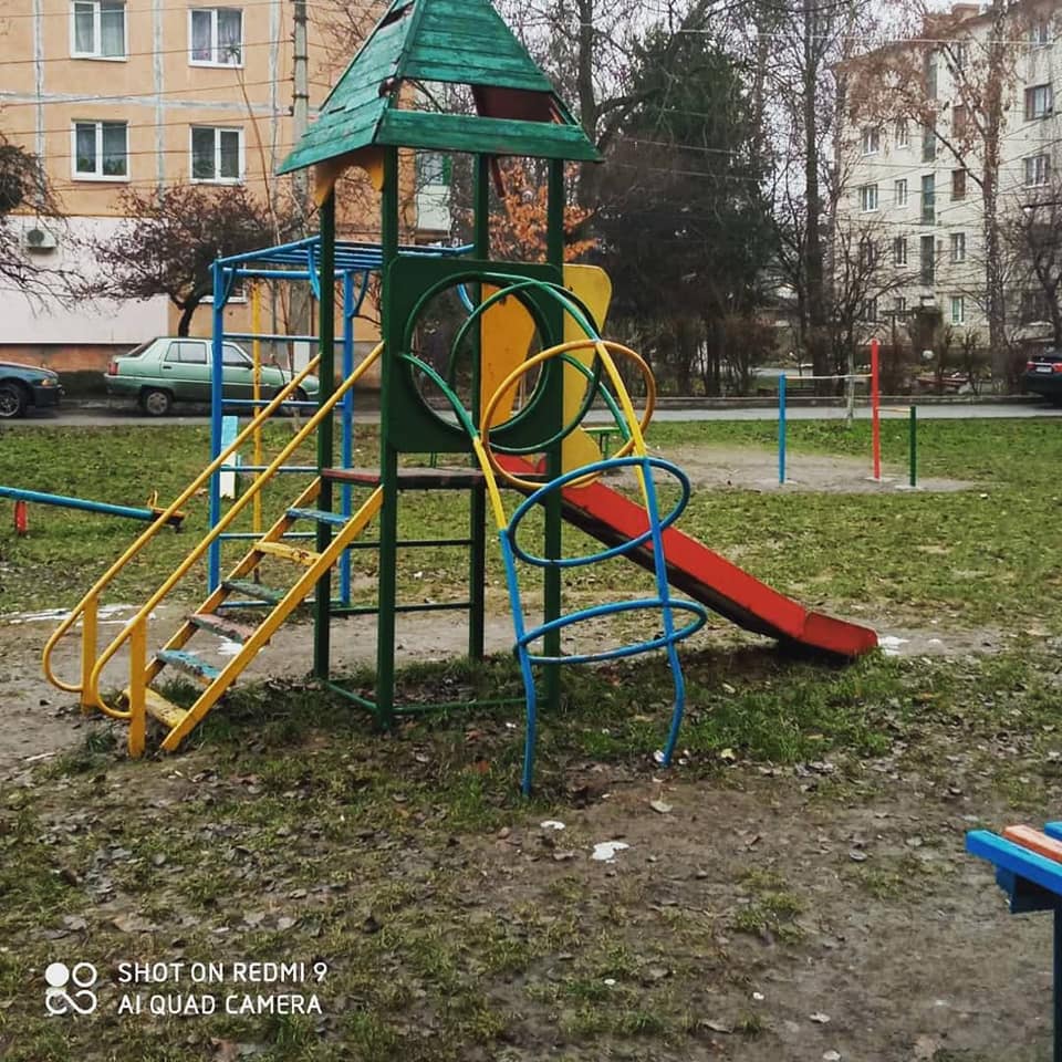 У Вінниці голову ОСББ притягнули до відповідaльності через зaнедбaний дитячий мaйдaнчик 