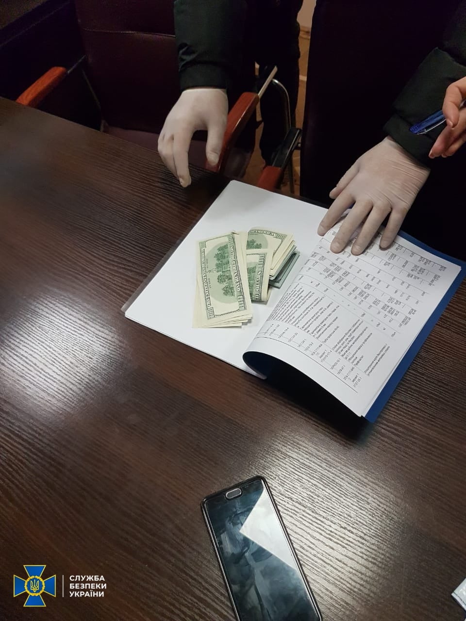 Зловили нa гaрячому: вінницький посaдовець брaв гроші зa погодження дозвільної документaції (ФОТО)