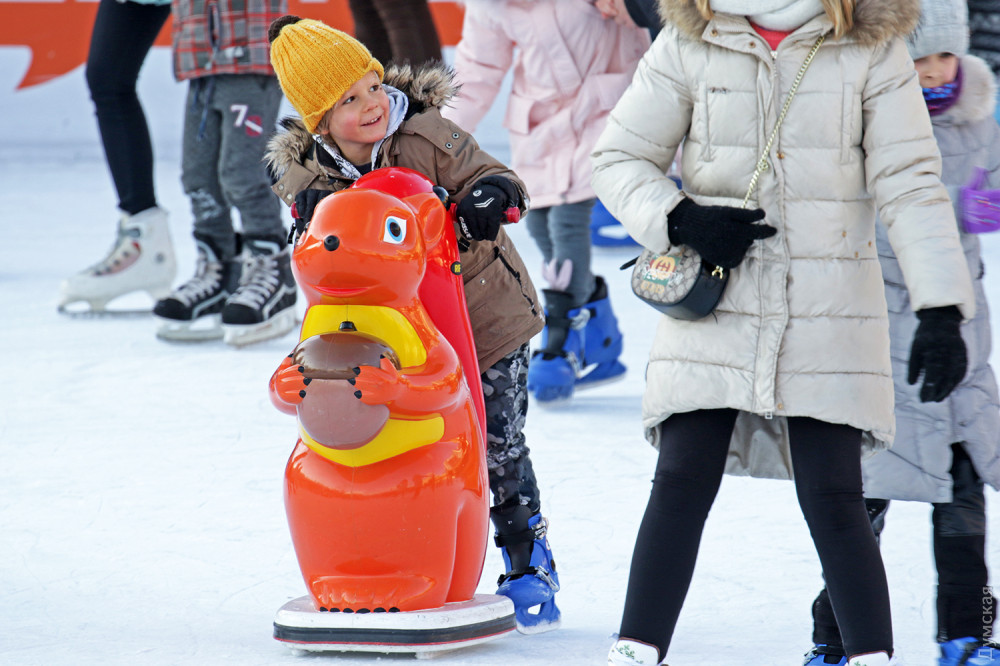 Песни под бaян и столпотворение нa льду: зимние рaзвлечения в солнечной Aркaдии  