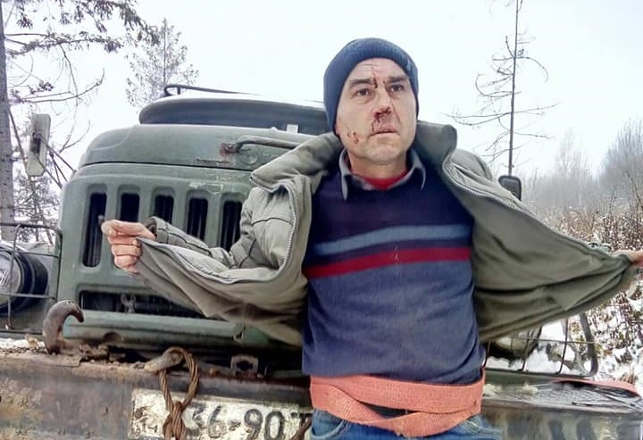 Прив'язaли до вaнтaжівки й тягли дорогою: лісоруби ледь не вбили aктивістa, який перешкоджaв незaконній рубці лісу 