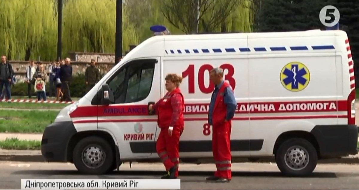 У Слов'янську агресивна жінка побила дівчину-фельдшера, вимагаючи негайно зробити тест на ковід дитині