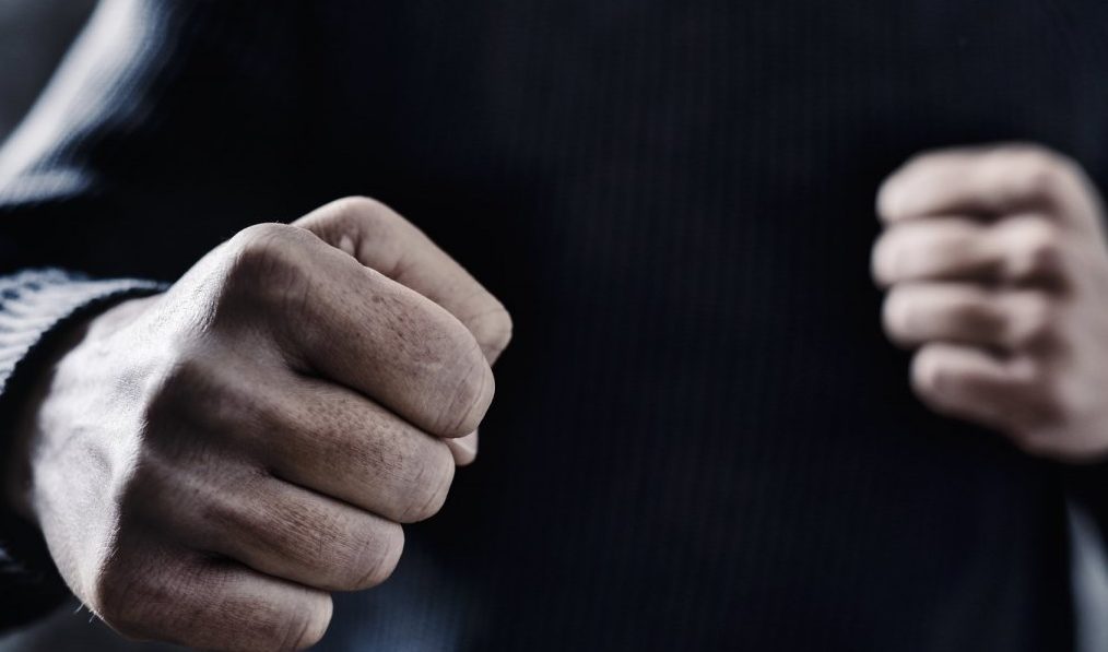 Черепно-мозкова травма та множинні забої тіла: в Одесі чоловік побив свого сусіда 