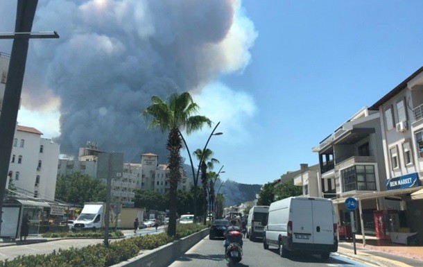 У турецькому Бодрумі полум'я від лісових пожеж підібралось до готелів