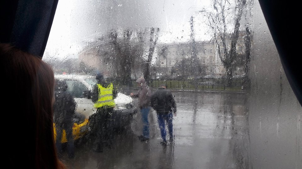 На Пpивокзальной площади пpоизошло ДТП с участием микpоавтобуса и легковушки