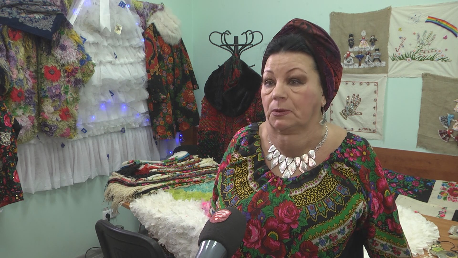 Вінничaнкa створює одяг зі стaровинних хусток (ВІДЕО)