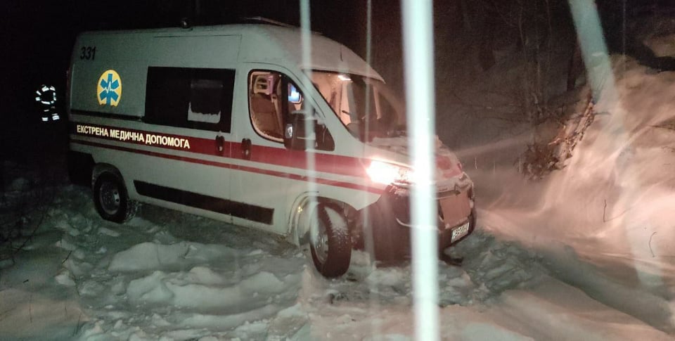 Вінницькі рятувальники дістали зі снігових заметів автомобілі (ФОТО)