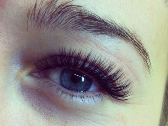 Офтальмолог розповів про шкоду нарощених і накладних вій