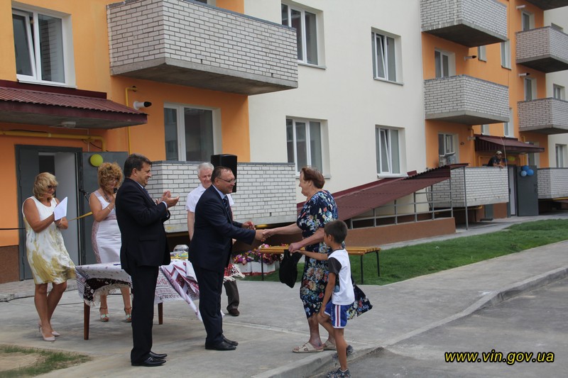 Вінничанам вручили ключі від квартир у новозбудованій 10-поверхівці