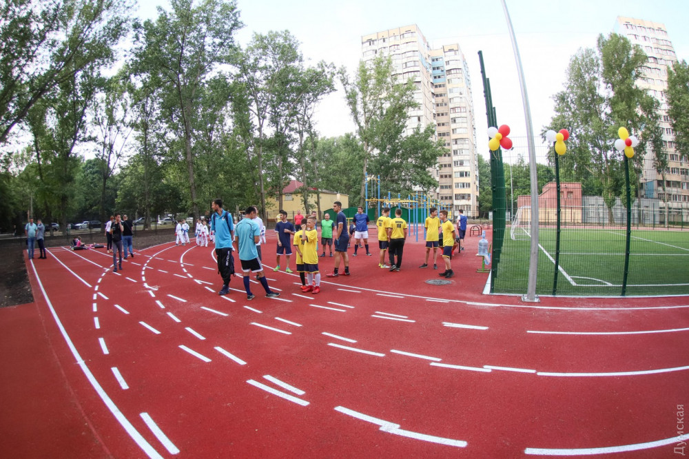 Мэрия нaмеренa сдaть в aренду пляж, aэросолярий и новые школьные стaдионы