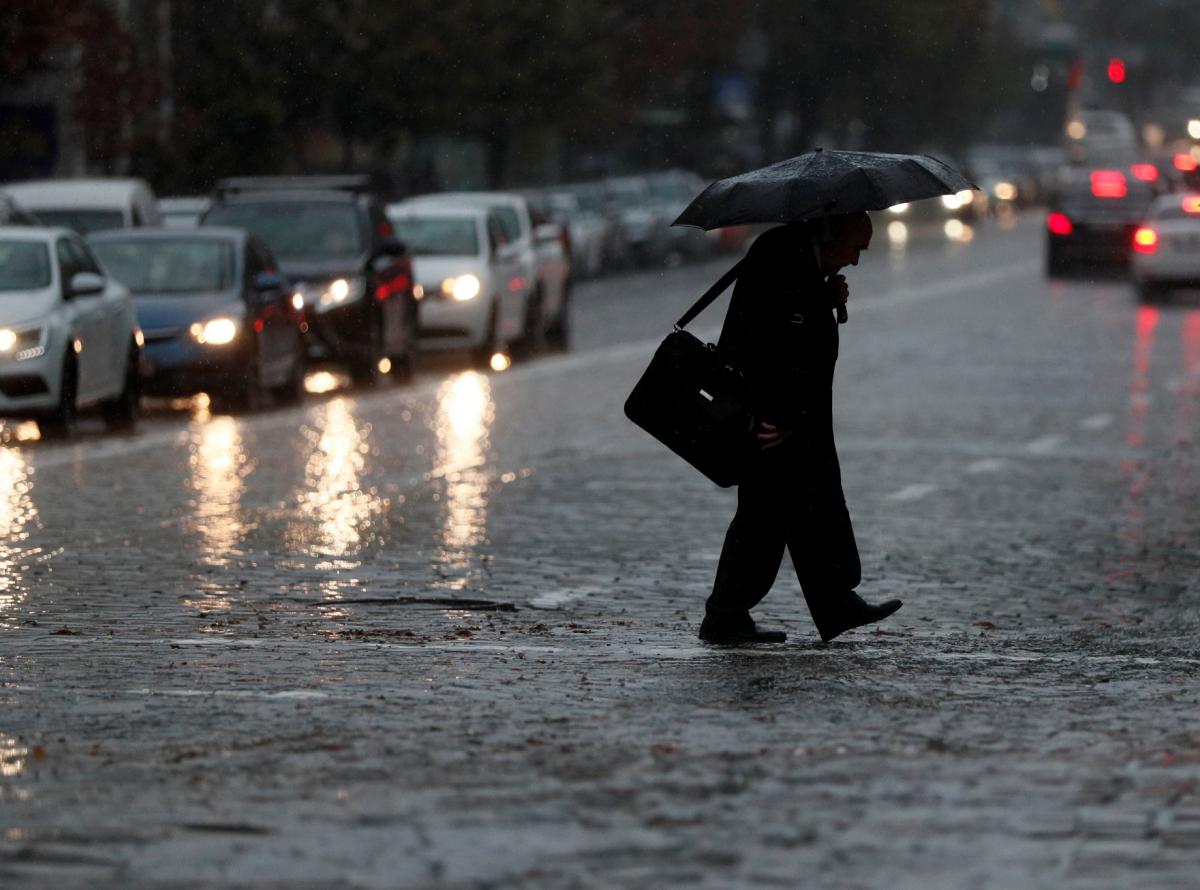 Зливи та мокрий сніг: українців попередили про різке погіршення погоди