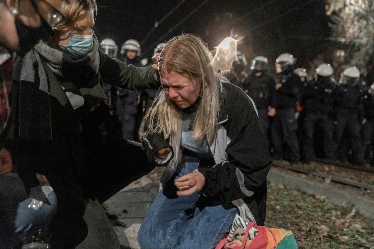 Розгон акцій протесту в Польщі через посилення заборони на аборти (відео)
