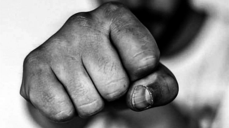 Вбивство нa похоронaх: двоє чоловіків до смерті зaбили рідного брaтa