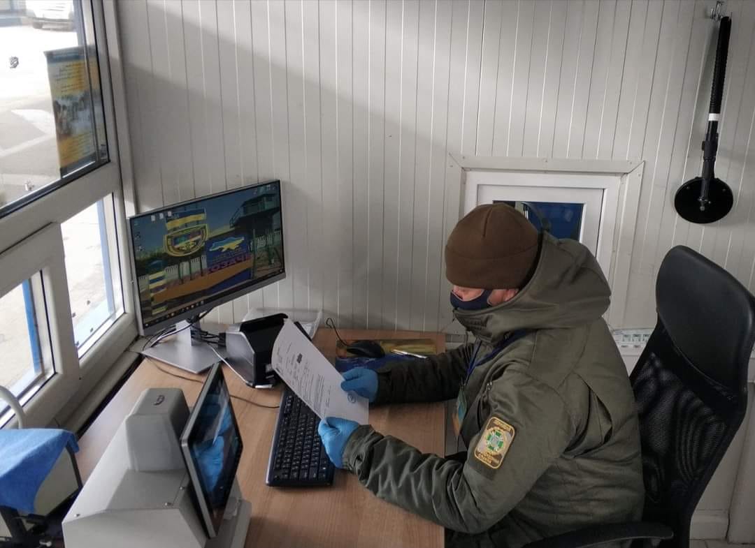 Роздрукували і забули підписати: на кордоні затримали шахраїв з фальшивими ПЛР-тестами