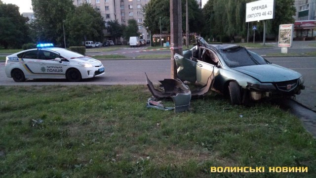 У Луцьку автомобіль влетів у бетонний стовп