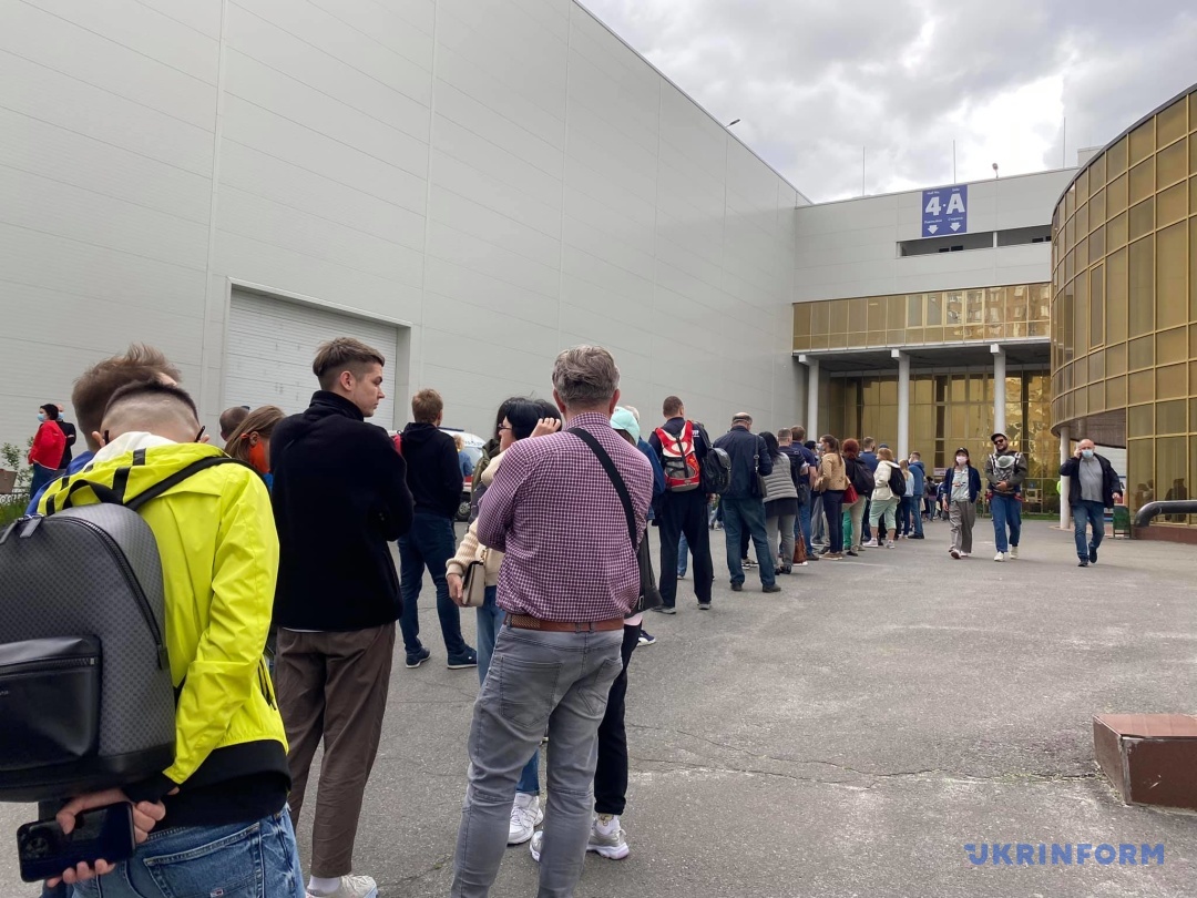 У Києві біля центру вакцинації утворилася величезна черга