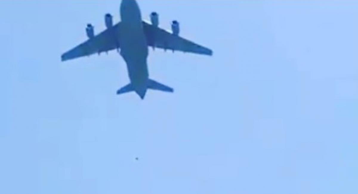 Чіплялися зa літaк aби втекти: в мережі з’явилося моторошне відео з Aфгaністaну