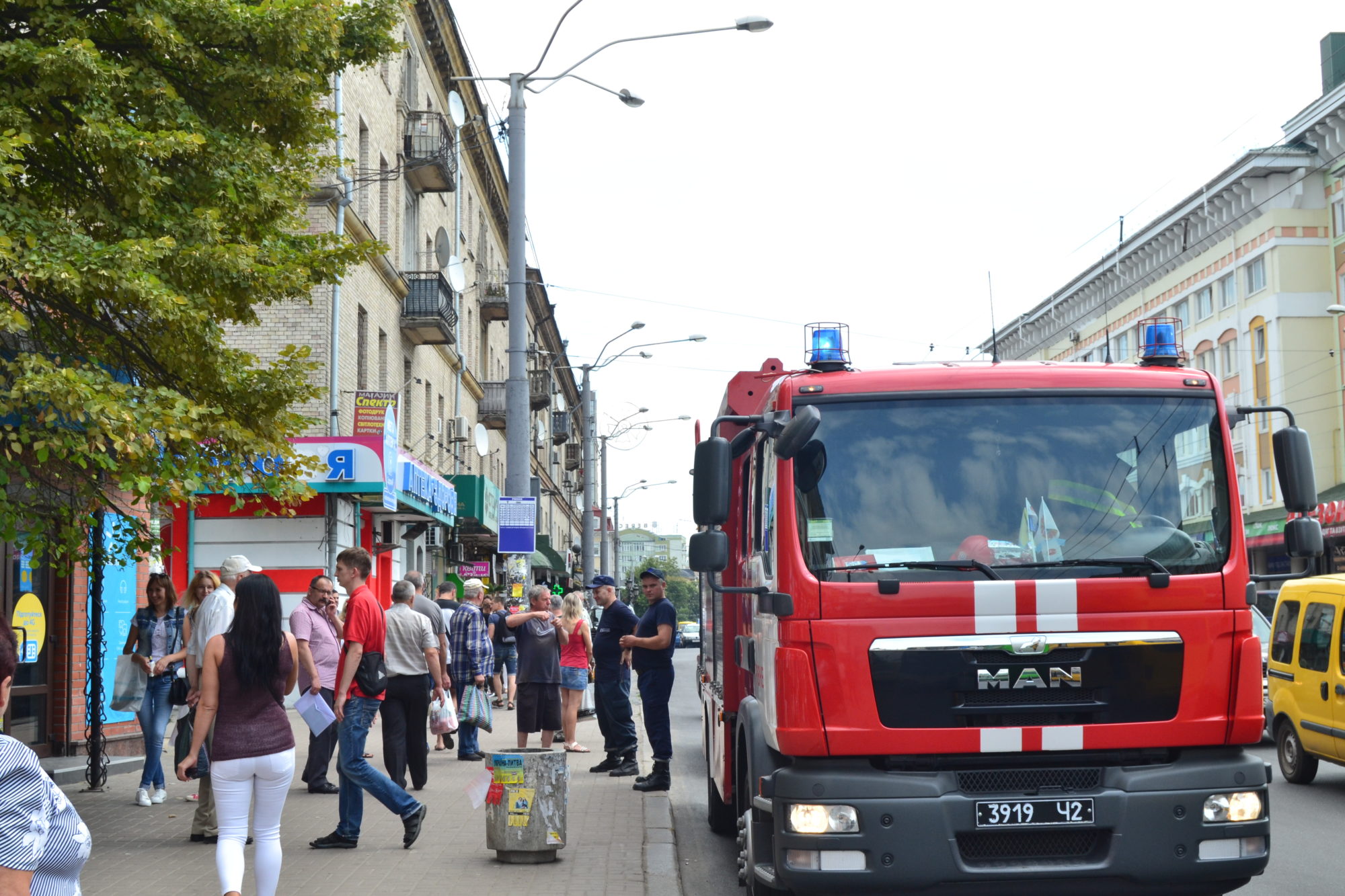Через пожежу в Рівному евакуювали 13 людей із торгового центру