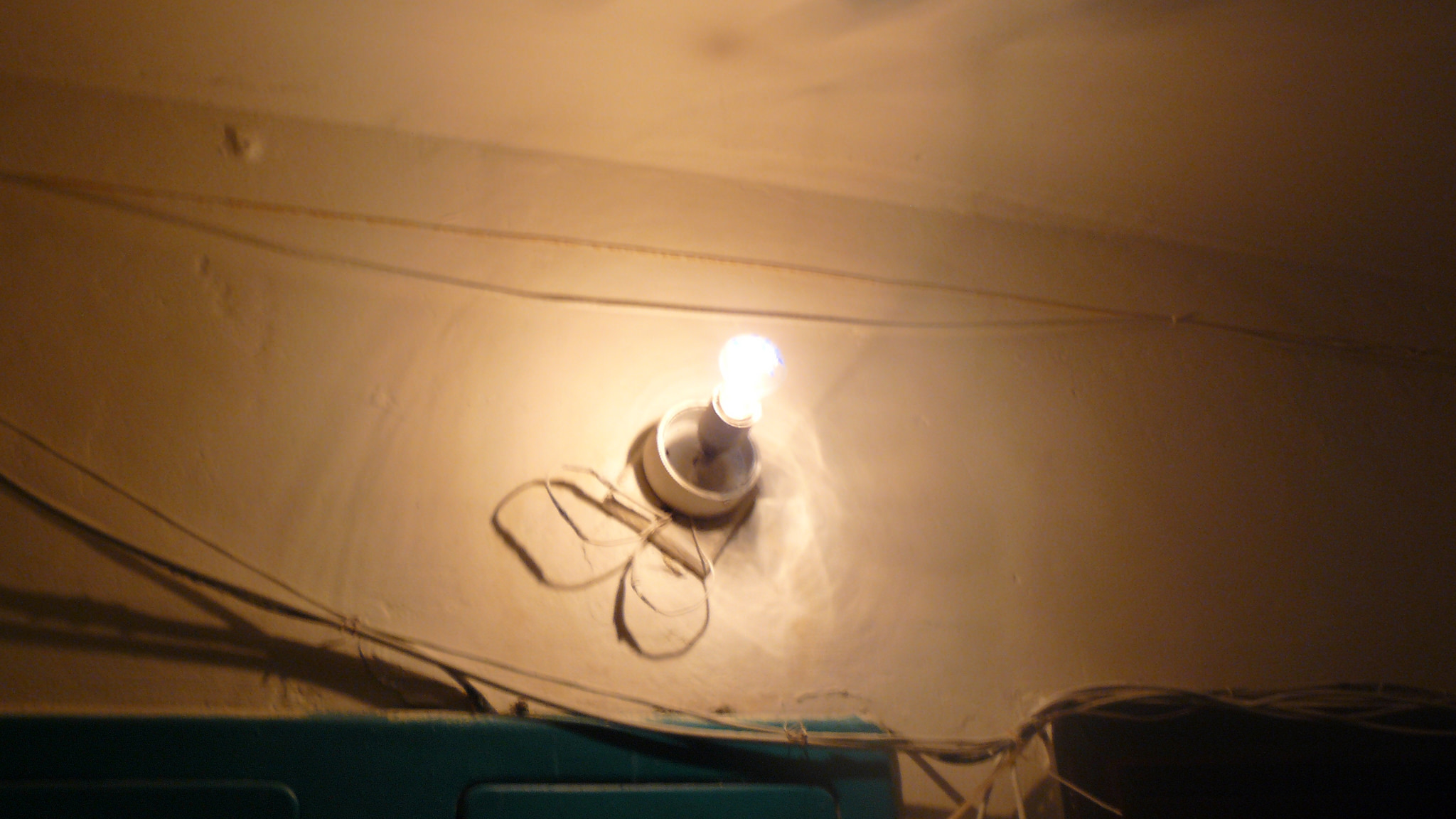  Для зниження соціальної напруги парламент дозволив платити за світло в під’їздах будинків за меншим тарифом