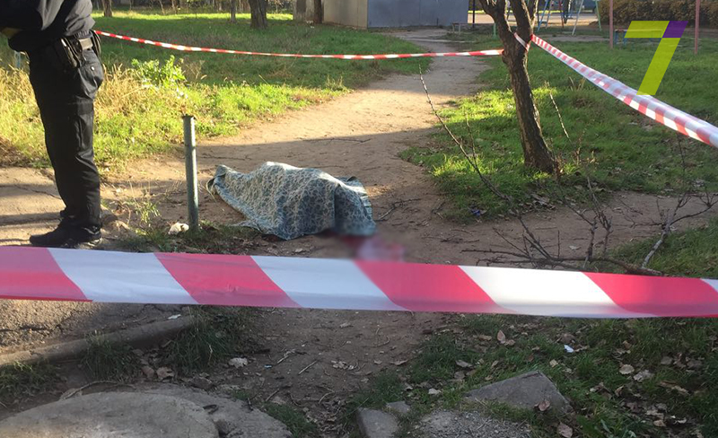 Одеситка випала з балкона шостого поверху