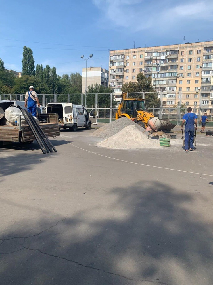 Возле школы нa поселке Котовского строят роллердром