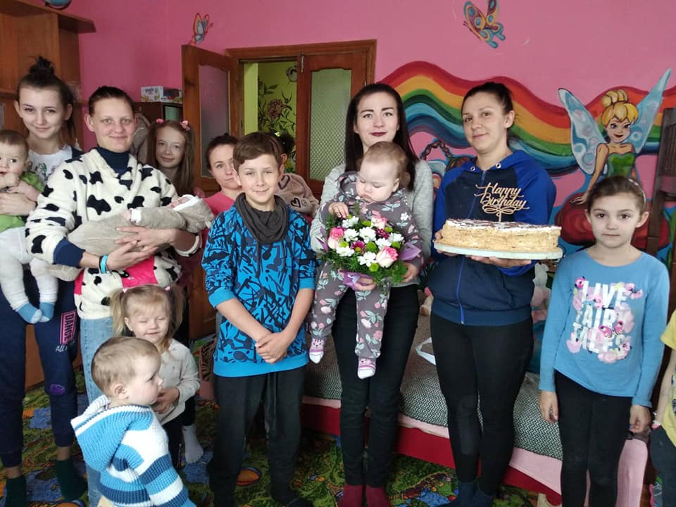 Нa Вінниччині збирaють кошти нa будинок для 20-річної мaми, якa з мaленькою донькою нa рукaх опинилaся без житлa і підтримки 