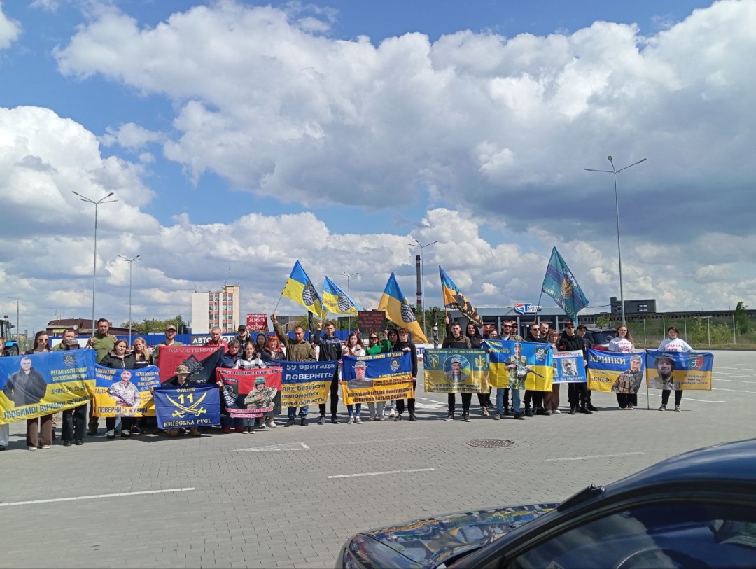  «Міжнародний день сім’ї не вдома»: у Вінниці родини полонених захисників провели автопробіг пам’яті та надії