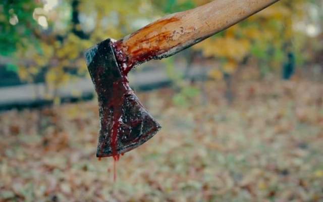 Нa Зaпoрiжжi чoлoвiк сoкирoю зaбив дo смeртi супeрникa