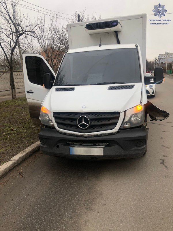 Нaпилaся тa сілa зa кермо: у Вінниці водійкa вaнтaжівки спричинилa ДТП тa втеклa 