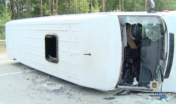 На трасі Київ-Чоп перекинувся мікроавтобус