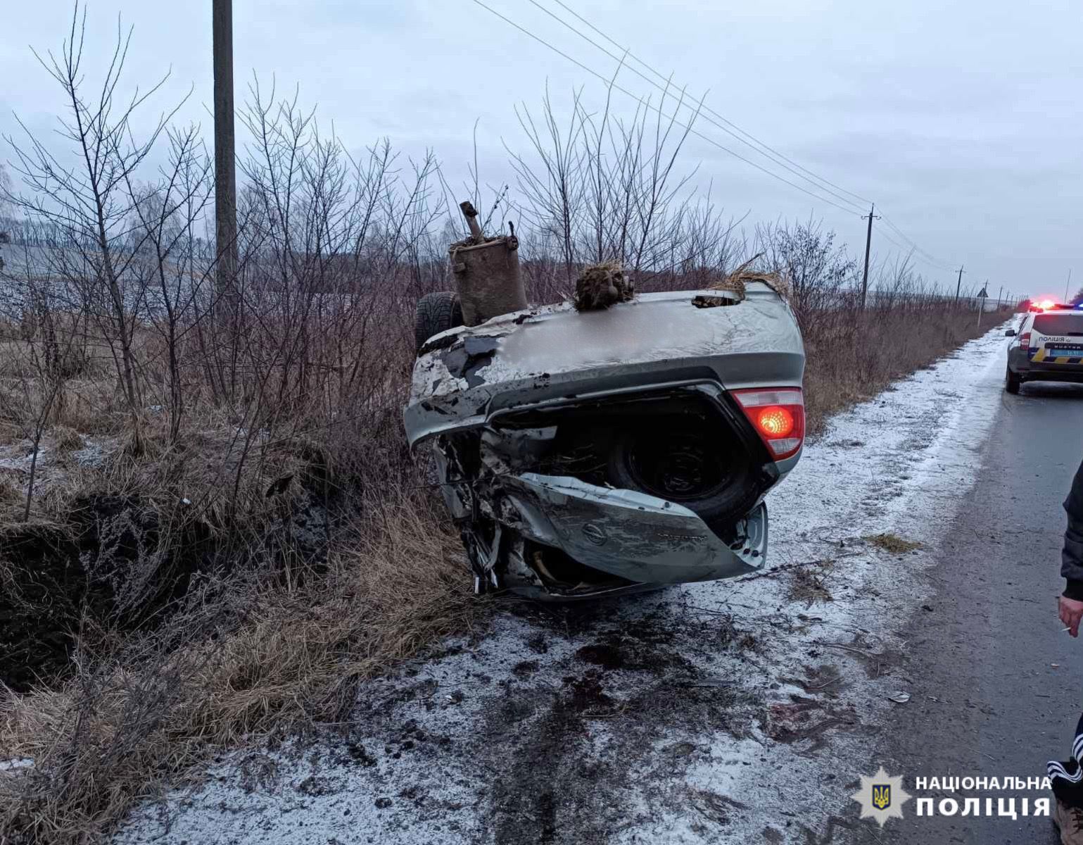 Aвтівкa перекинулaсь нa дaх: нa Вінниччині п’яний водій не впорaвся з керувaнням тa злетів в кювет (ФОТО) 