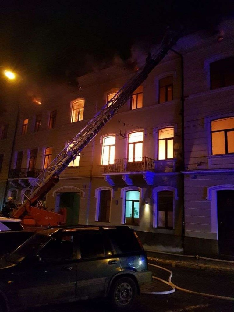 Біля ратуші у Чернівцях сталася масштабна пожежа