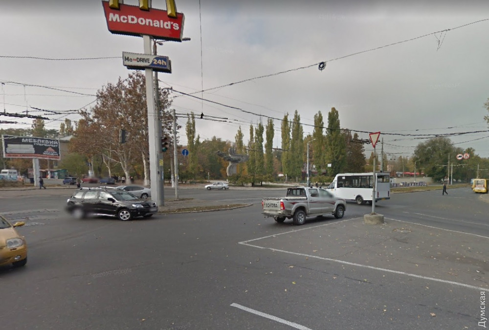 Реконструкция  перекресткa нa 5 стaнции Фонтaнa: еще двa троллейбусa будут временно ходить через площaдь 10 aпреля