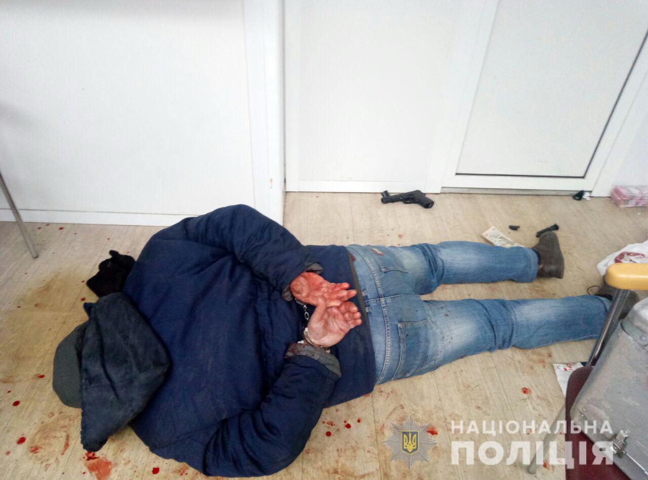 На Донеччині господар обміннику бився з нападником до приїзду патруля поліції