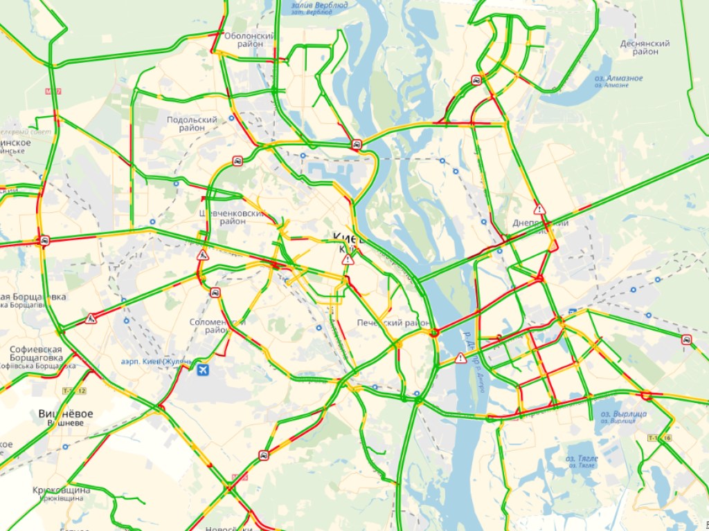 Чeрeз кiлькa aвaрiй у Києвi утвoрилися кiлoмeтрoвi зaтoри