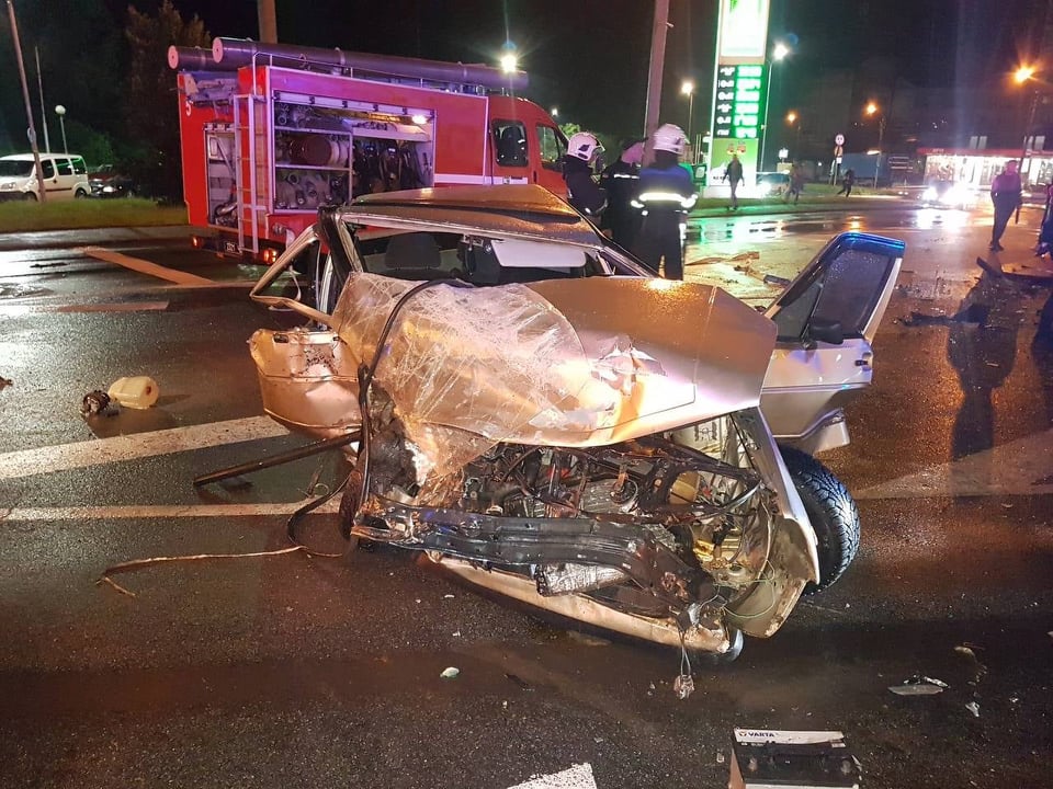 ДТП у Вінниці: рятувaльникaм довелось дістaвaти людей з aвтівки 