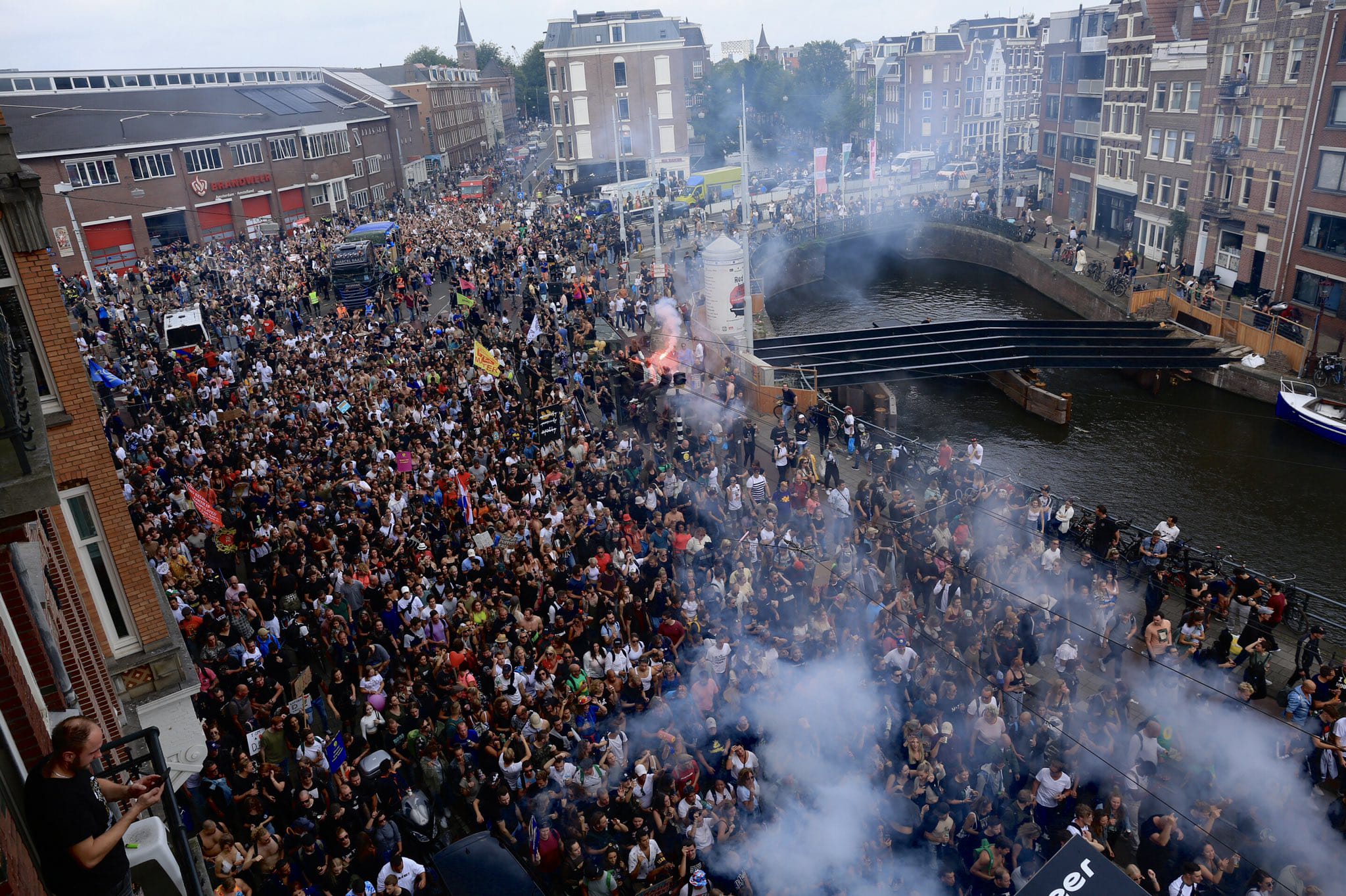 У Нідерландах десятки тисяч людей вимагали скасувати заборону на фестивалі