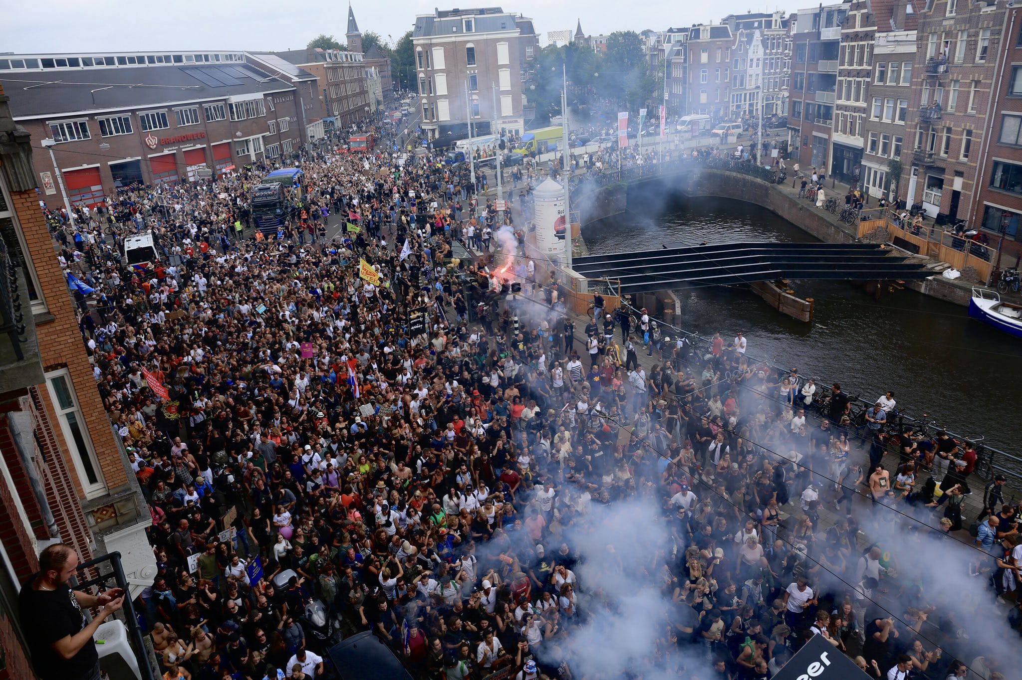 У Нідерландах десятки тисяч людей вимагали скасувати заборону на фестивалі