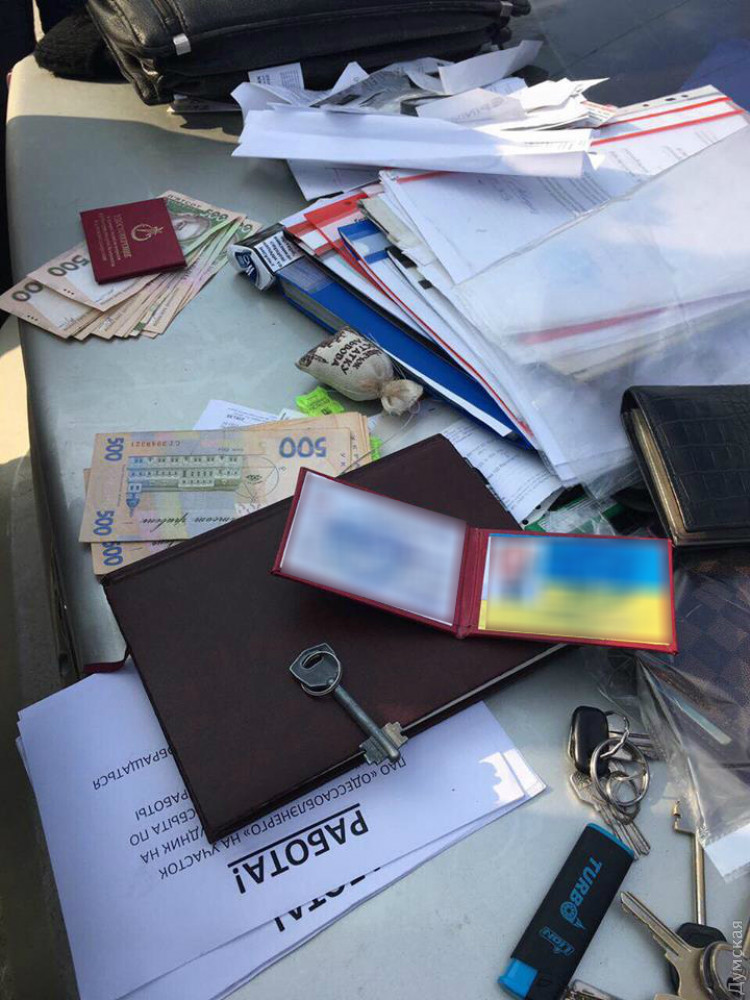 Нa взятке в рaзмере 20 тысяч гривен попaлся сотрудник «Одессaоблэнерго»