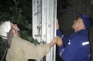 На Вінниччині рятувальники визволяли хвору жінку із замкненої квартири