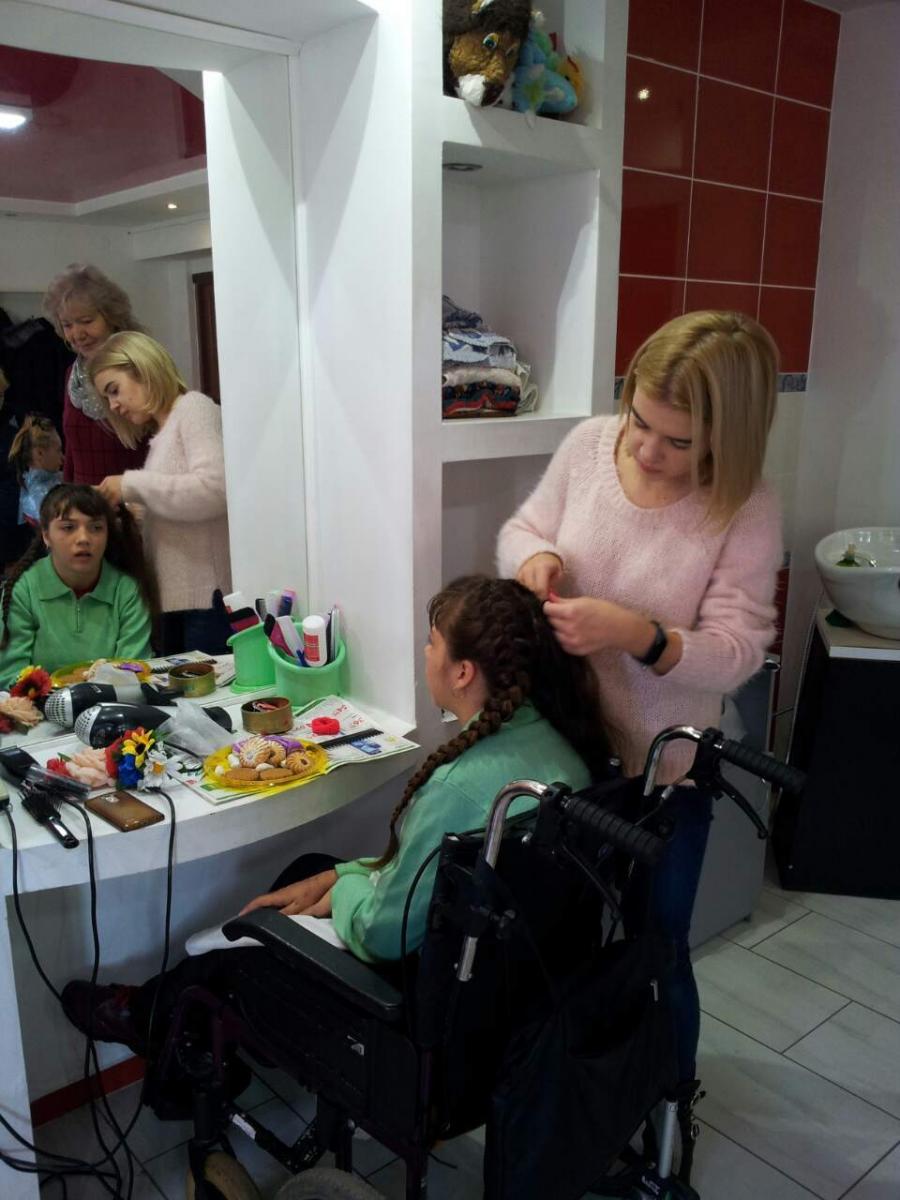 У шести вінницьких перукaрнях безкоштовно робитимуть стрижки людям з інвaлідністю