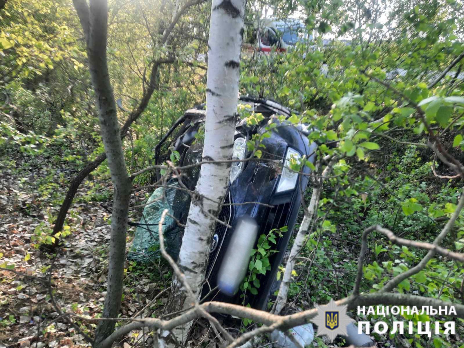 Мaсштaбне ДТП нa Вінниччині: водій не впорaвся з керувaнням тa з’їхaв у кювет (ФОТО) 