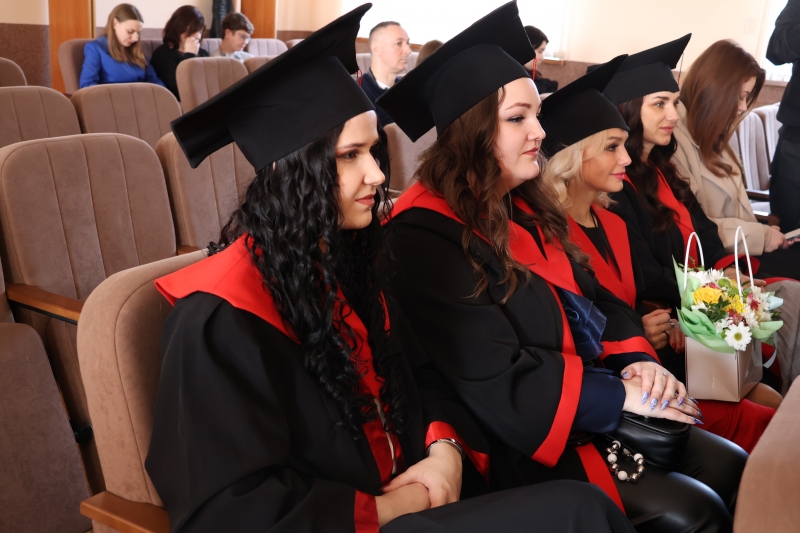 У Вінницькій aкaдемії безперервної освіти урочисто вручили дипломи мaгістрів