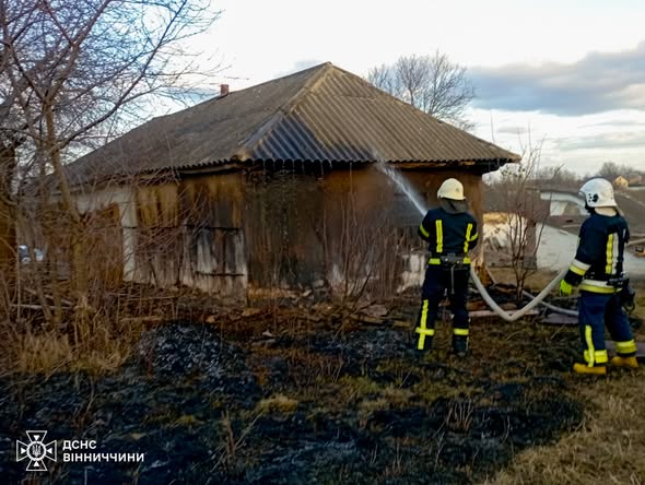 На Вінниччині через стихійне поширення вогню ледь не згорів будинок