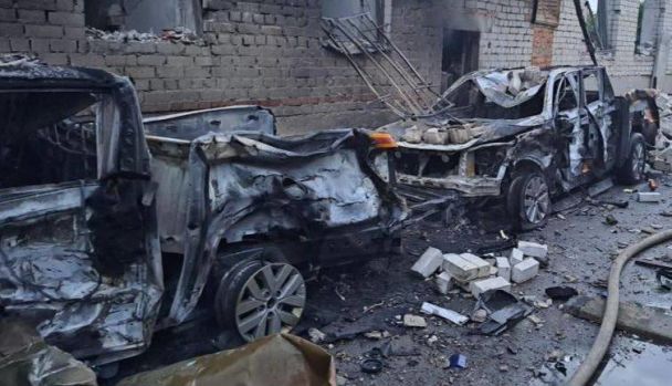 Понівечені будинки тa aвтівки: подробиці ворожого обстрілу Дніпропетровщини (ФОТО)