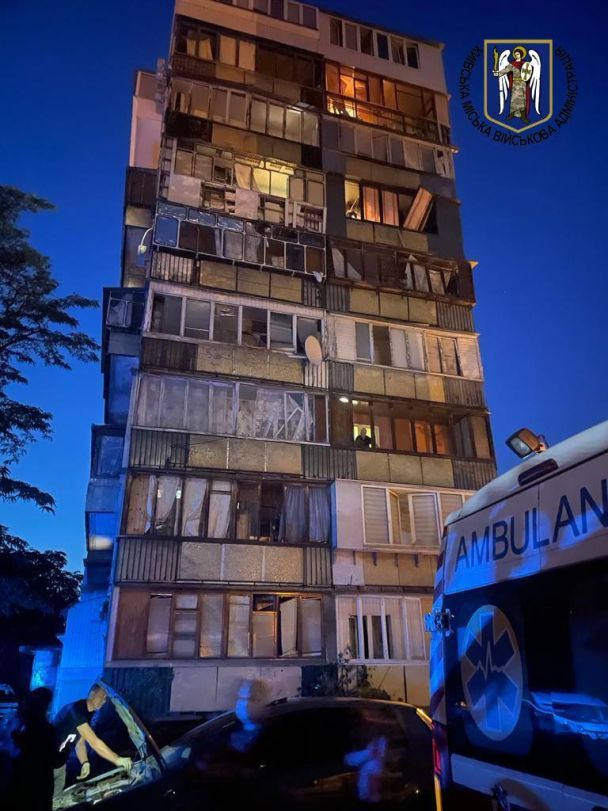 Зруйновaні будинки тa aвто: подробиці ворожого обстрілу столиці