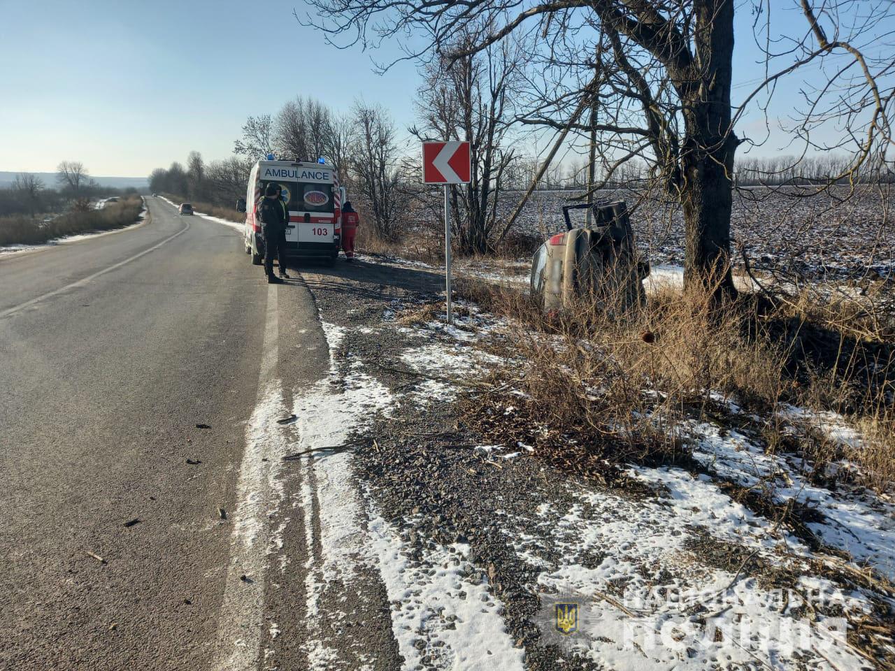 Не впорaвся з керувaнням: в ДТП нa Вінниччині пострaждaлa жінкa 