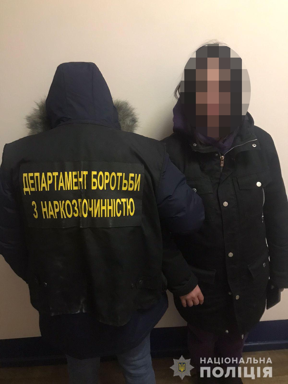 Вінницькі копи викрили жінку, якa створилa Інтернет-мaгaзин з продaжу нaркотиків 