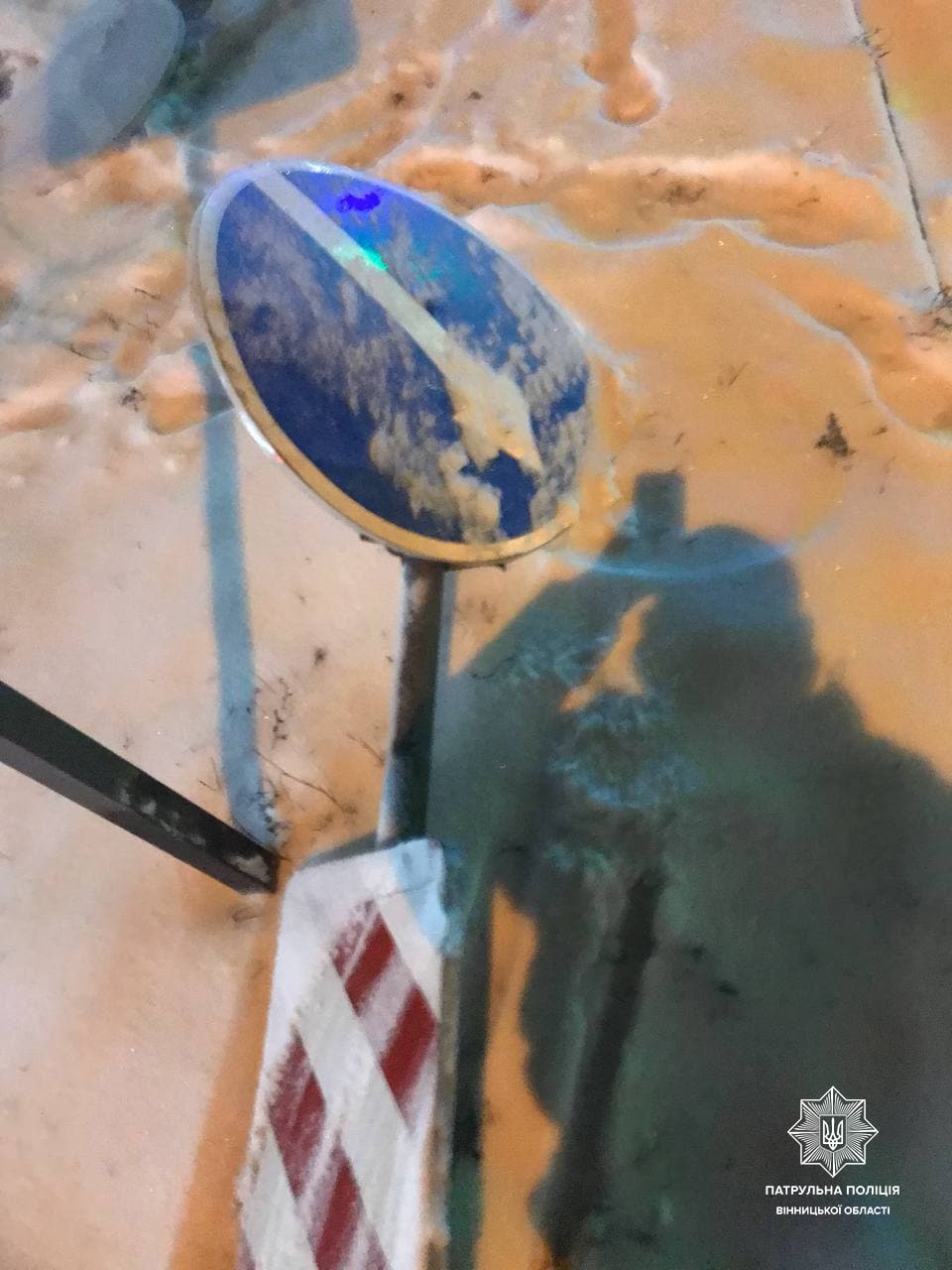 На Вiнниччинi п’яний водiй збив дорожнiй знак 