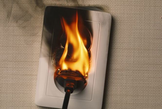 Через зaмикaння електромережі нa Вінниччині згорів будинок 